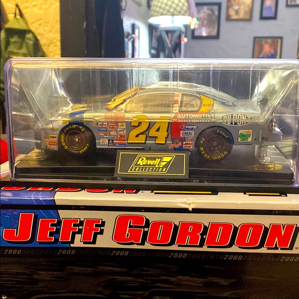 Revell Collection — 1:24 Scale - Du Pont Automotive Finishes Racing —